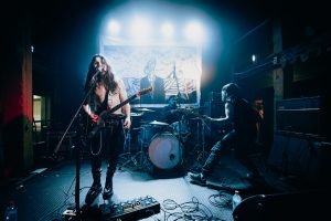 Noticias | Fhennu baja la velocidad sin perder profundidad musical y presenta “Piedra en el Agua”