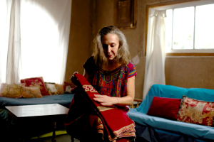 Noticias | El poncho de Gabriel Parra revive en la voz de su hija Juanita en un nuevo aniversario de su partida