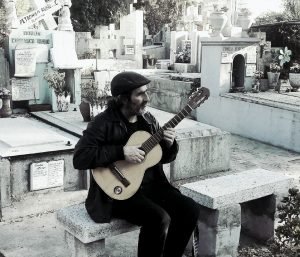 Carelera | Matías Correa estrena “Una Tarde en el Cementerio”, un tema que desafía la muerte con humor y emoción